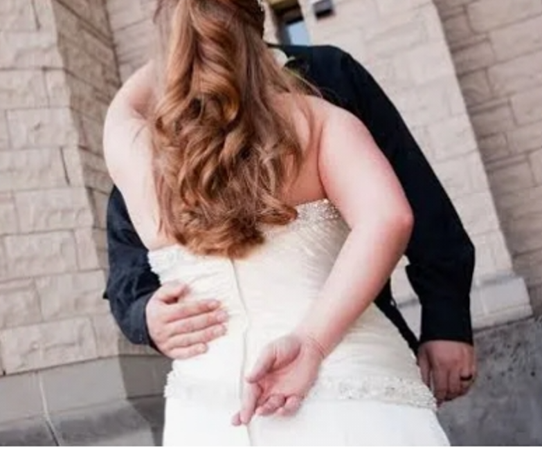bride_with_fingers_crossed-_divorce_lawyer_in_gulf_breeze-_lacie_bowden_law.png