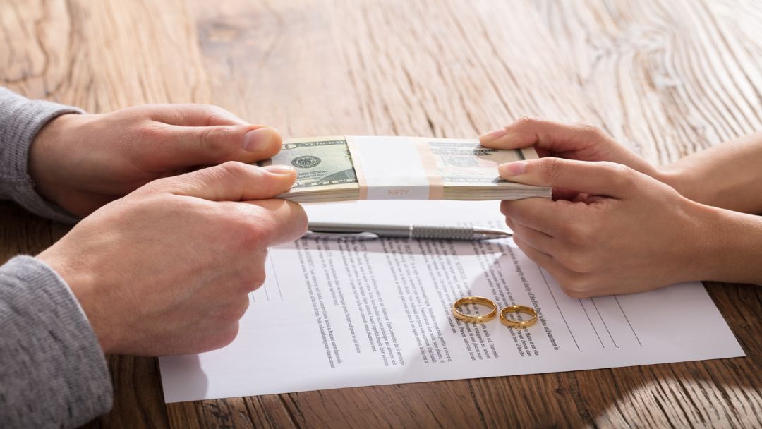couple_fighting_over_divorce_agreement_-_divorce_lawyer_in_gulf_breeze_-_lacie_bowden_law.jpg