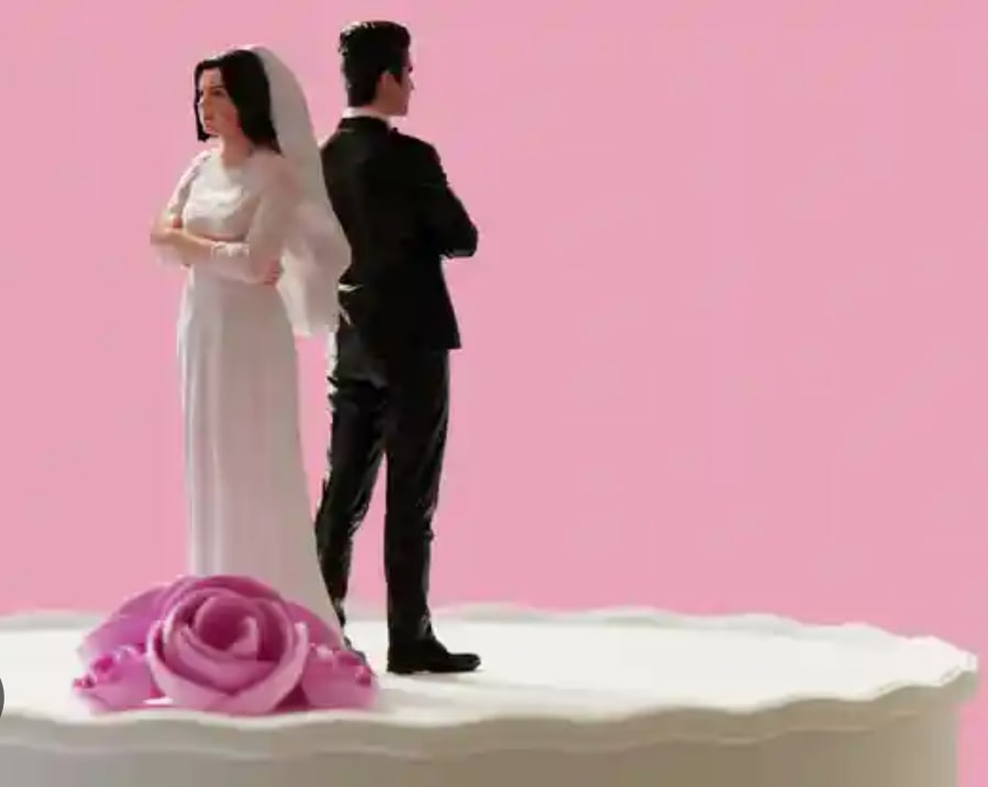 cake_with_couple_back_to_back_-_divorce_lawyer_in_gulf_breeze_-_lacie_bowden_law.jpg